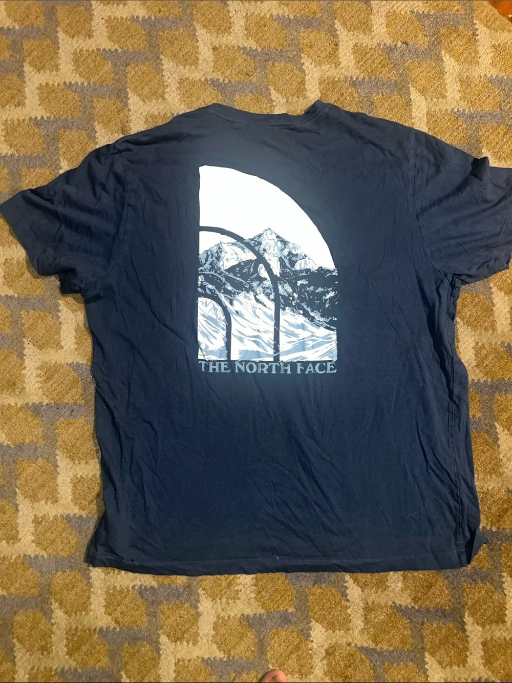 The North Face Navy Blue Graphic Mountain Tee size XL nwot